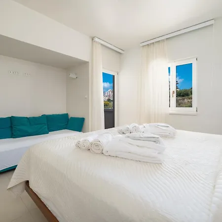 Palace Lidija Apartment *